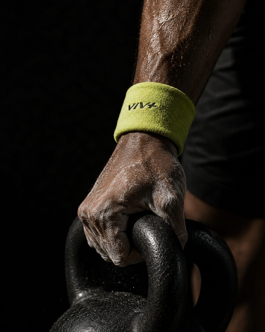 Atleta VIV+ entrenando con kettlebell